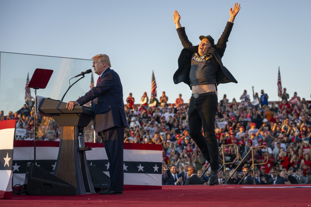 Elon Musk fait une entrée exubérante en rejoignant Donald Trump, lors d'un rassemblement à Butler, en Pennsylvanie
